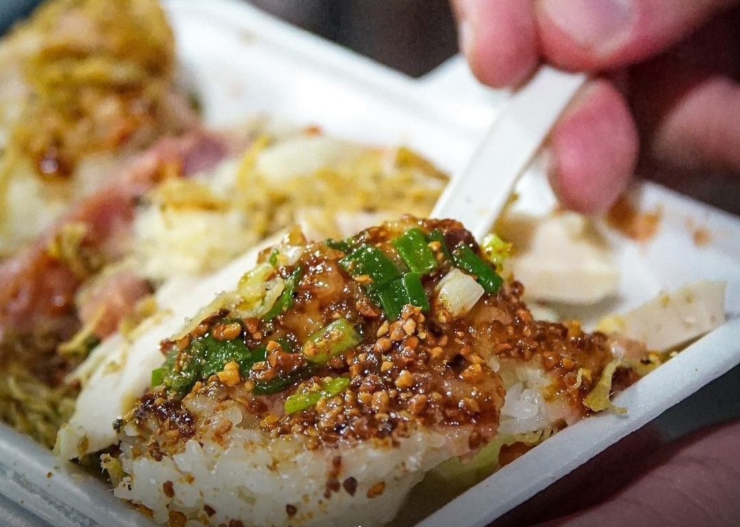 Sticky rice box soaked in oyster sauce. Photo: foodholicvn.