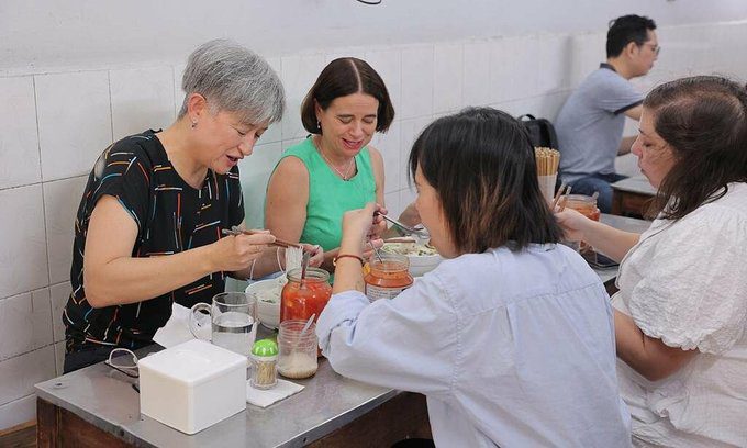 Australian foreign minister enjoys chicken noodle soup in Hanoi