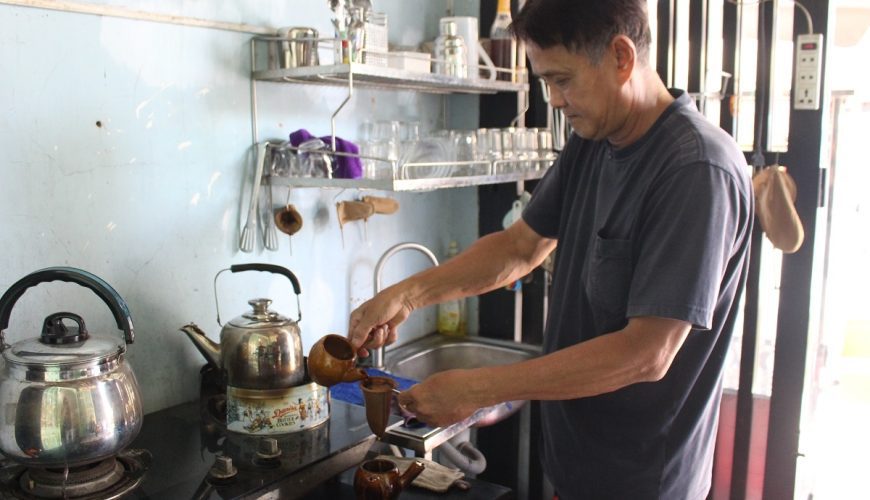 The owner uses two pots to make coffee for customers, but only serves from one. Photo by VnExpress/Huynh Nhi.