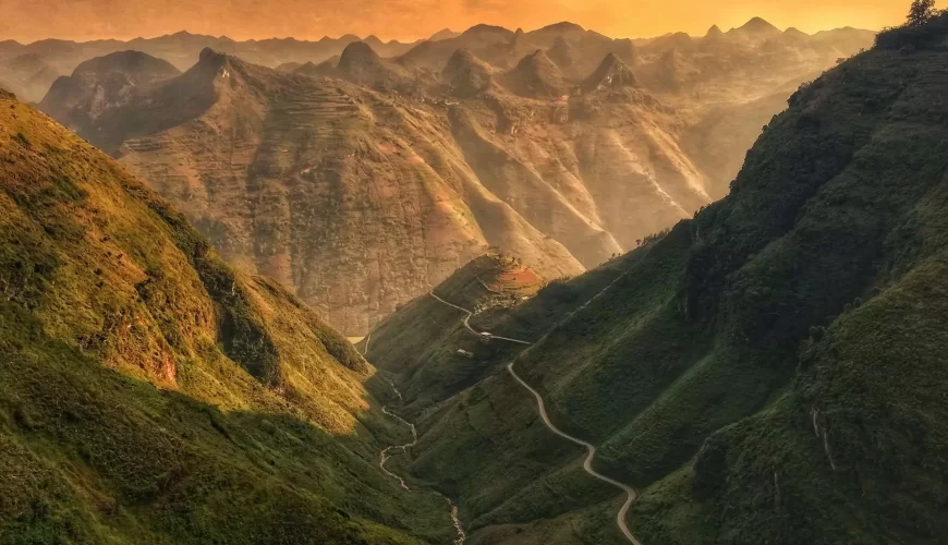 incredible scenery of Ma Pi Leng pass