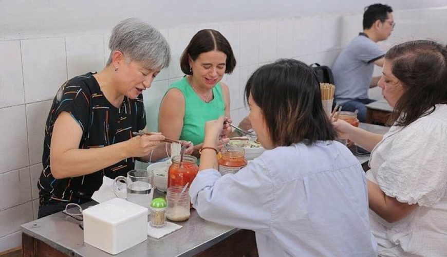 Australian foreign minister enjoys chicken noodle soup in Hanoi