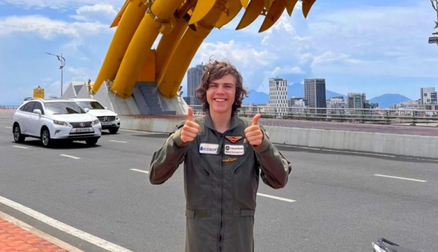 Teenage pilot on solo world flight record attempt lands in Da Nang
