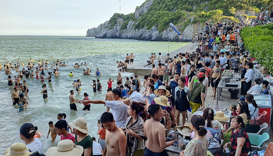 Summer holiday overcrowding tests tourists' endurance