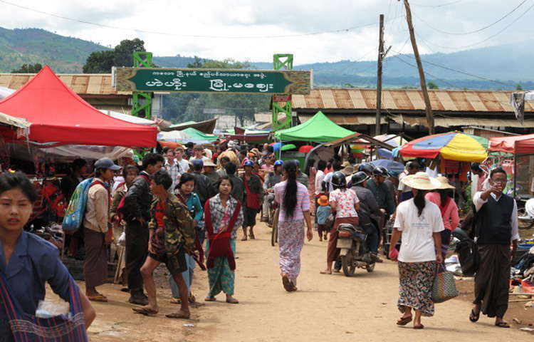 Market in Taung-Yoe-Tribal-Village